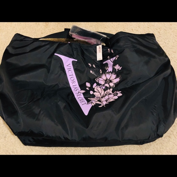 Victoria's Secret Handbags - NEW WITH TAGS VICTORIA SECRET TOTE BAG!
